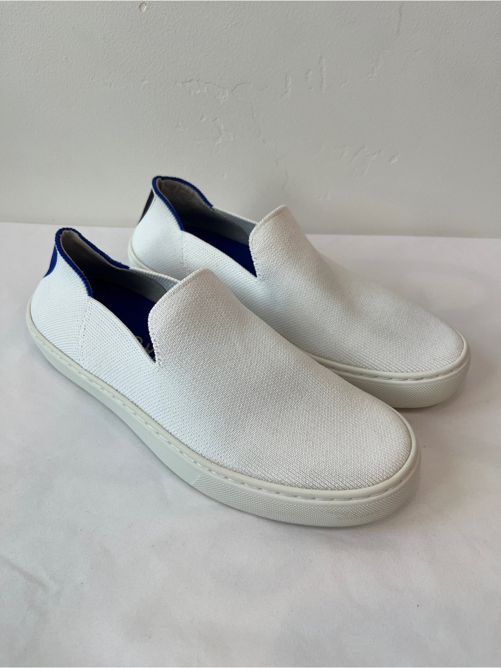 Rothys The Original Slip On Sneakers Bright White Knit Blue Trim Womens Size 6.5
